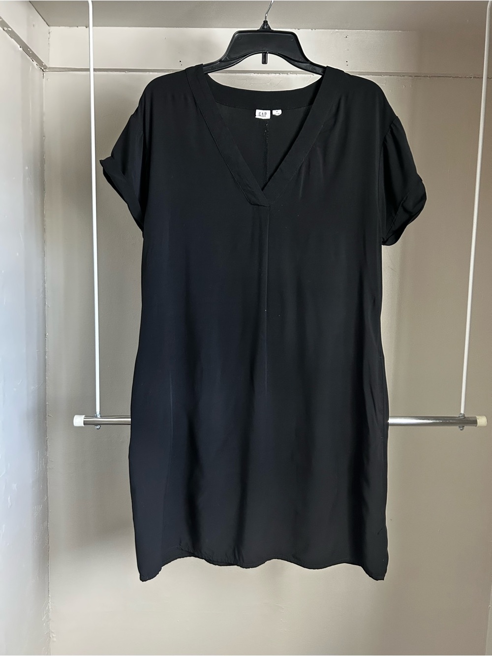 GAP Black Shift Dress Medium V-Neck Rolled Sleeve Casual Minimalist with pockets